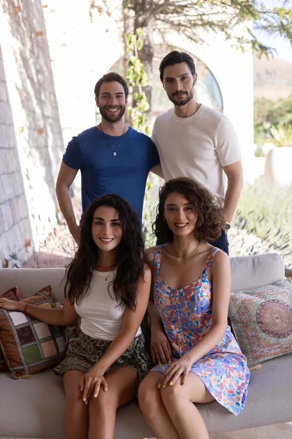 safir-sakli-kalan-bir-ask-hikayesinin-afisi-yayinlandi-atvnin-heyecanla-beklenen-yeni-dizisi-1692874553770.jpg Safir Saklı Kalan Bir Aşk Hikayesi’nin afişi yayınlandı! Atv’nin heyecanla beklenen yeni dizisi...-3