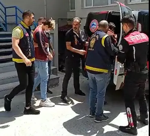 polis-ve-savciyim-yalaniyla-678-bin-lirasini-kaptirdi-1651147339546.jpg Polis ve savcıyım yalanıyla 678 bin lirasını kaptırdı-2