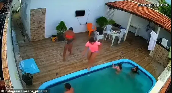 yuzme-havuzunda-felaket-saclari-yuzme-havuzunun-filtresine-takildi-olumden-dondu-1639428259919.jpg Yüzme havuzunda felaket! Saçları yüzme havuzunun filtresine takıldı ölümden döndü-5