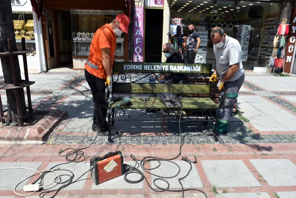 en-az-vaka-gorulen-illerden-olan-edirnede-banklar-yeniden-yerlerine-konuldu-1624450981307.jpg En az vaka görülen illerden olan Edirne'de banklar yeniden yerlerine konuldu-2