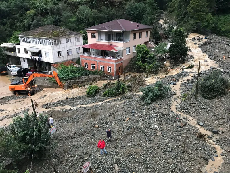 Rize'de 1 ev çöktü, 22 ev boşaltıldı, mahsur kalanlar kurtarıldı - 16