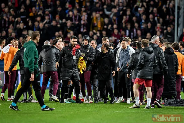Galatasaray - Sparta Prag maçı bitti saha karıştı! Kırmızı kart gören Okan Buruk'tan flaş açıklama: "Soyunma odasına geldi" - 10
