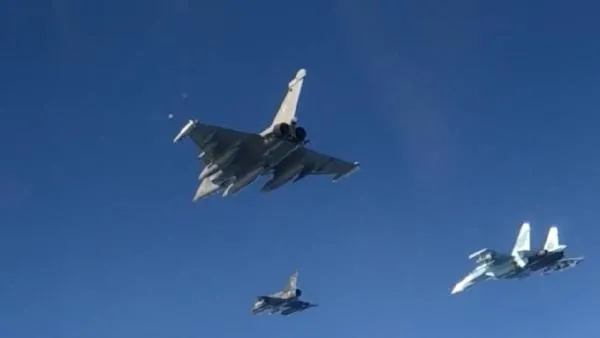 Son dakika: Rus savaş uçaklarından Fransız savaş uçaklarına yakın takip-4