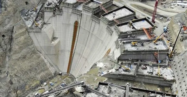 Türkiye’nin en yüksek barajı olan Yusufeli Barajı inşaatında çalışan işçilere ev izni çıktı