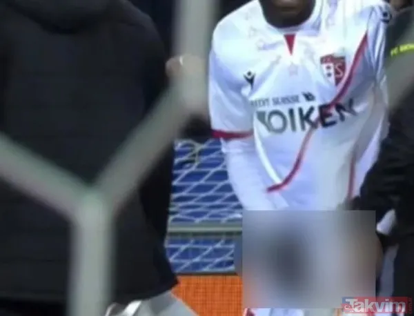 Balotelli İsviçre'yi karıştırdı! İtalyan yıldız Basel ile Sion karşılaşmasında saha kenarına gelirken cinsel organını çıkarıp... - 5