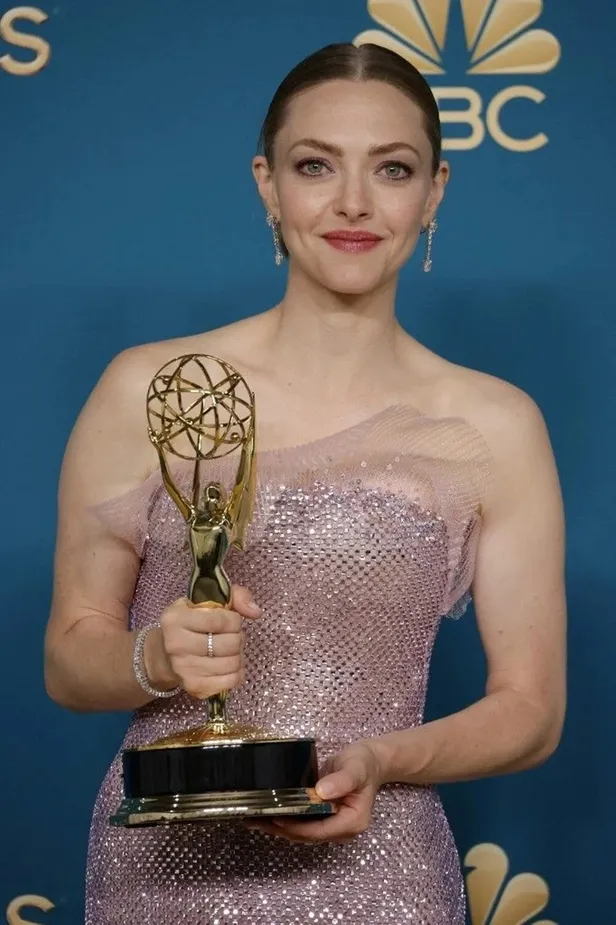 emmy-odulleri-kazananlar-tam-liste-2022-74-emmy-odulleri-sahiplerini-buldu-emmy-odullerini-kimler-aldi-kadin-e-1663059144265.jpeg Emmy ödülleri kazananlar TAM LİSTE 2022! 74. Emmy Ödülleri sahiplerini buldu! Emmy Ödüllerini kimler aldı? Kadın, erkek oyuncu...-3