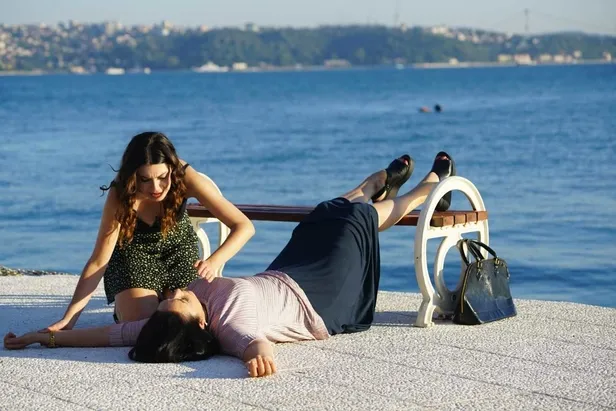Gençliğim Eyvah 8. yeni bölümde kim olduğunu öğrenen Çavi ve Zola'yı korku sarıyor! Yeni bölüm fragmanı izle!-3