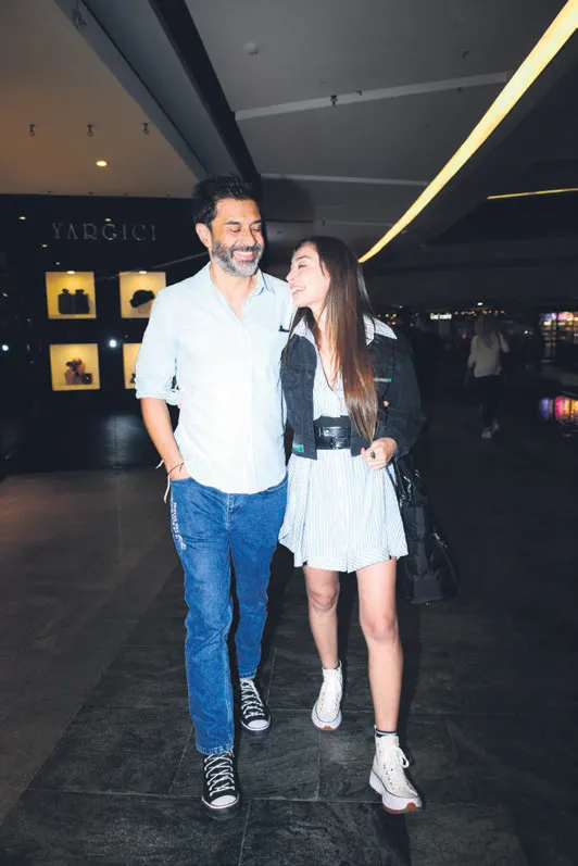 10-yildir-evli-olan-guven-kirac-baska-bir-kadinla-capkinlik-yaparken-yakalandi-saklambac-haberleri-1663888391672.jpg 10 yıldır evli olan Güven Kıraç başka bir kadınla çapkınlık yaparken yakalandı! | Saklambaç haberleri-13