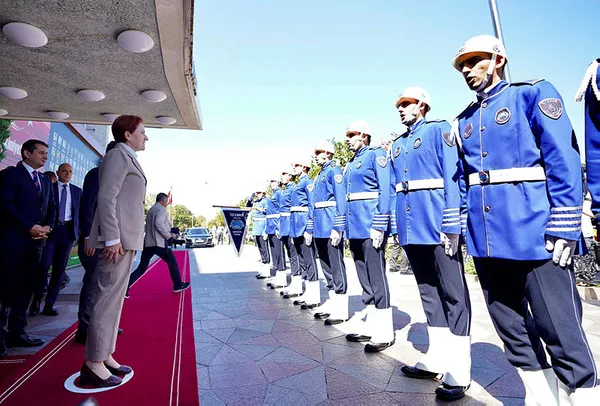 1662713220554.jpg Ekrem İmamoğlu Meral Akşener'i "cumhurbaşkanı" gibi karşıladı ortalık karıştı: Kemal Kılıçdaroğlu'na mesaj çekiyor-4