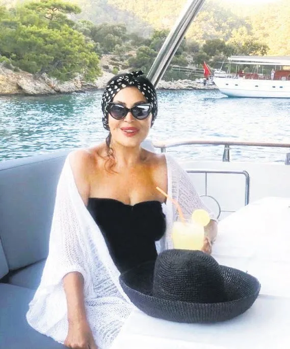 yesilcamin-sultani-turkan-soray-verdigi-pozla-sosyal-medyayi-renklendirdi-1599435089892.jpeg Yeşilçam'ın Sultan'ı Türkan Şoray verdiği pozla sosyal medyayı renklendirdi-1