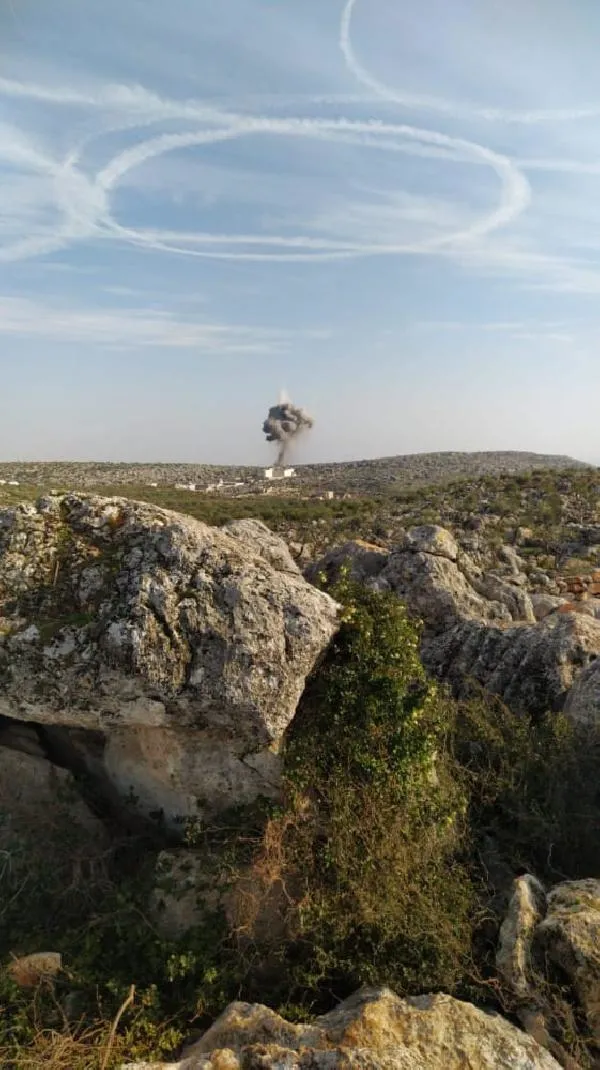 SON DAKİKA: Esed'in uçakları İdlib'i vurdu