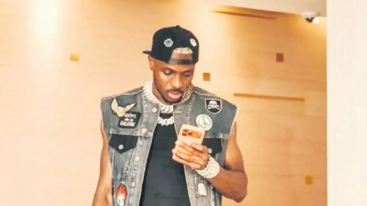 Nijeryalı yıldız futbolcu Victor Osimhen'in 32 milyonluk dev kolyesi