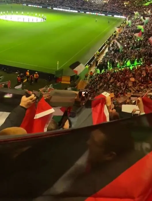 1698263318432.jpeg Celtic kulübü izin vermedi taraftar yasak dinlemedi! Atletico Madrid maçında Filistin bayraklı koreografi-3