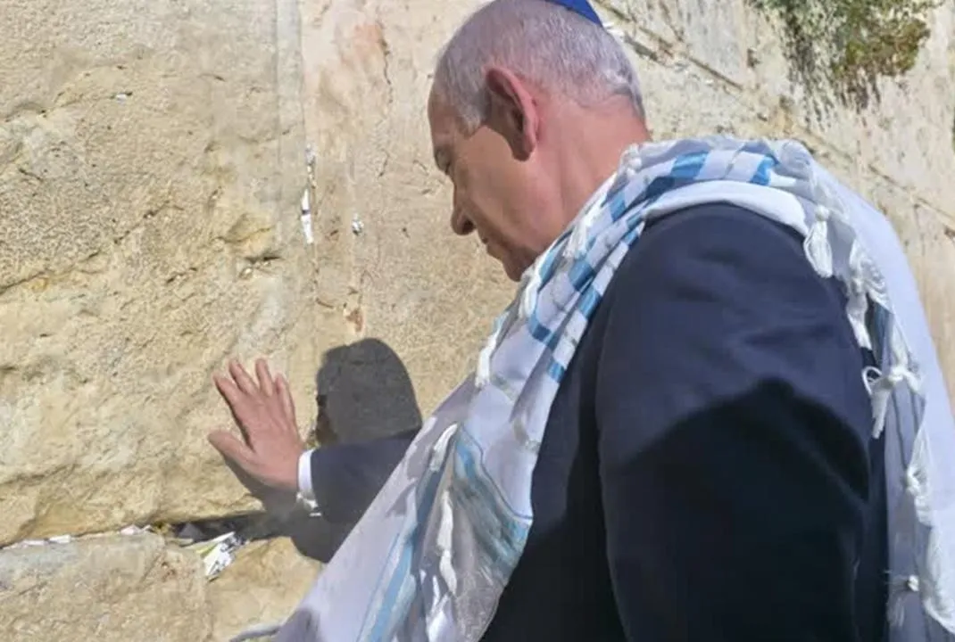 Netanyahu ağlama duvarında Trump’a dua etti!