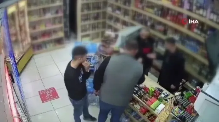 esenyurtta-tekel-bayisine-bir-silahli-saldiri-daha-goruntuler-kan-dondurdu-1701374537820.jpeg Esenyurt'ta tekel bayisine bir silahlı saldırı daha! O anlar güvenlik kamerasına böyle yansıdı-5