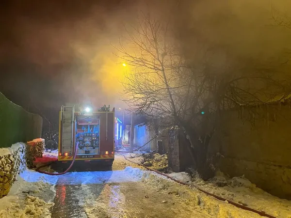 eskisehirde-turgutlar-mahallesinde-agilda-cikan-yangin-3-saatte-sonduruldu-50-hayvan-telef-oldu-800-bin-lira-z-1643191265726.jpg Eskişehir'de Turgutlar Mahallesi'nde ağılda çıkan yangın 3 saatte söndürüldü! 50 hayvan telef oldu 800 bin lira zarar-7