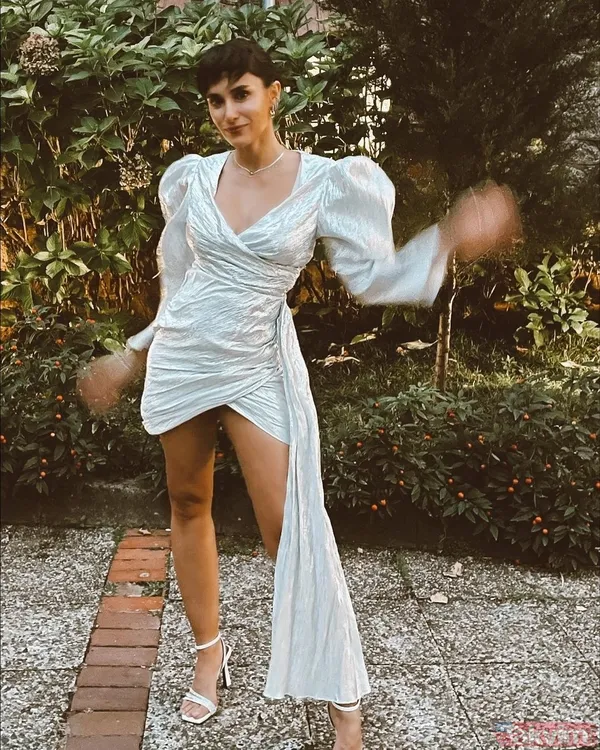 Bana Masal Anlatma’nın Ayperi’si Hande Doğandemir derin dekolteli süper mini elbisesiyle boy gösterdi! Ortalık yandı kavruldu - 6