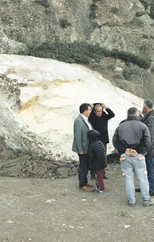 Denizli'de futbol sahasına düşen kaya parçası korku yarattı