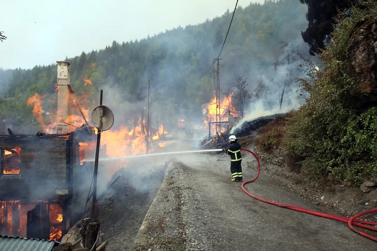 Kastamonu İnebolu'da orman yangını paniği! Ahşap evdeki alevler 7 eve sıçradı-3