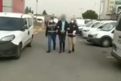 dolandiricilar-e-devlet-sifresini-calip-dublor-kullanarak-arsa-satmaya-calisirken-yakalandi-1637927307551.jpg Dolandırıcılar, e-Devlet şifresini çalıp dublör kullanarak arsa satmaya çalışırken yakalandı-2