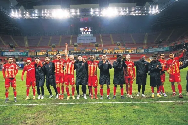galatasarayda-13-gole-direkt-etki-eden-mauro-icardi-dunyayi-salladi-1675386884883.jpeg