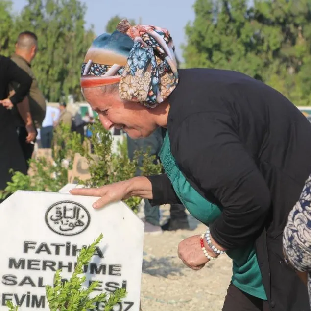 Hatay’da ilk bayram ziyareti deprem mezarlığına oldu
