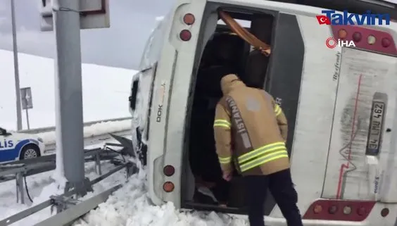 Karlı yolda servis minibüsü yan yattı 3 yaralı