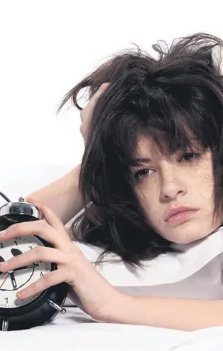 Toplumda el ve ayaklardaki titremeyle bilinen Parkinson uykuları kaçırıyor