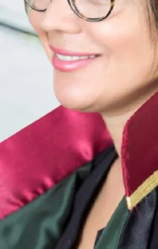 Avukatlık yapan genç kadın Tinder'da tanıştığı şahıs tarafından 300 bin TL dolandırıldı