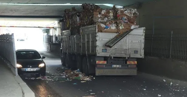 Bayrampaşa'da kamyon alt geçide takıldı
