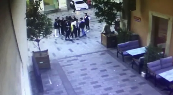 turkiyenin-en-populer-caddesi-istiklalde-yolu-acar-misiniz-diyen-kisi-kalcasindan-vuruldu-1634030113580.jpg Türkiye'nin en popüler caddesi İstiklal'de "Yolu açar mısınız?" diyen kişi kalçasından vuruldu-4