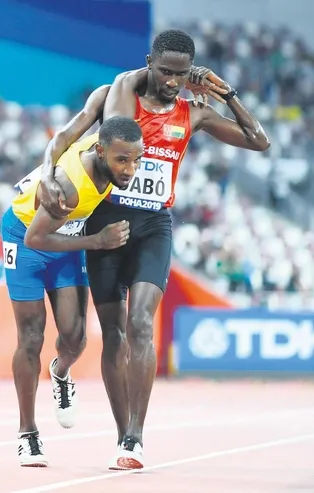 Dünya Atletizm Şampiyonası'nda tarihi anlar! Sakatlanan rakibini omzunda taşıdı