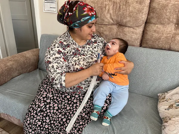 her-25-bin-bebekten-birinde-gorulen-goldenhar-sendromu-ile-dunyaya-geldi-annesi-dili-ve-cenesinden-ameliyat-ol-1651050651057.jpg Her 25 bin bebekten birinde görülen 'Goldenhar Sendromu' ile dünyaya geldi! Annesi dili ve çenesinden ameliyat olmasını istiyor-8