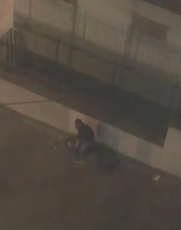 ogrencisine-cinsel-icerikli-video-yolladi-ogretmeni-sokak-ortasinda-dovduler-1652456306249.jpg Öğrencisine cinsel içerikli video yolladı! Öğretmeni sokak ortasında dövdüler-3