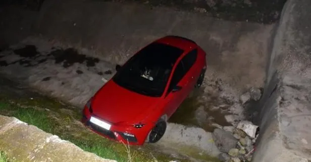 SON DAKİKA: İzmir’de dur ihtarına uymayan 14 yaşındaki sürücü otomobil ile dereye uçtu