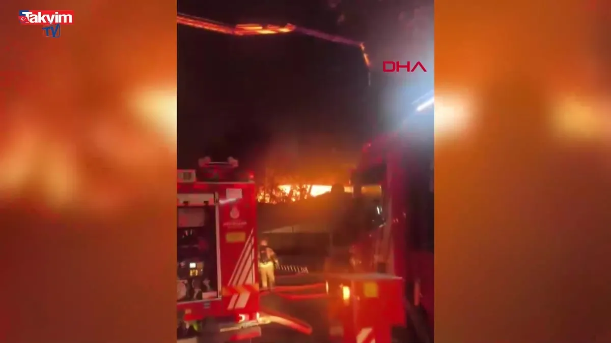 Üsküdar'da ahşap bina alev alev yandı!