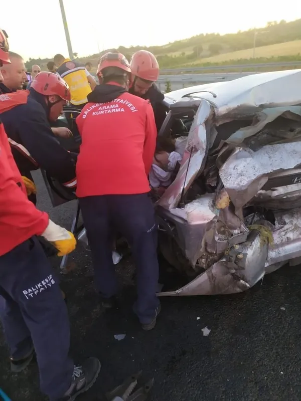 balikesirde-feci-kaza-2si-cocuk-5-kisi-hayatini-kaybetti-1656920262463.jpg