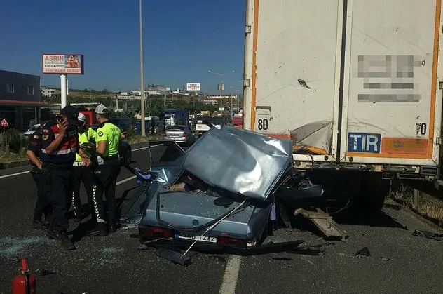 Manisa'da otomobil, TIR'a çarptı: Aynı aileden 3 kişi öldü, 2 kişi yaralandı