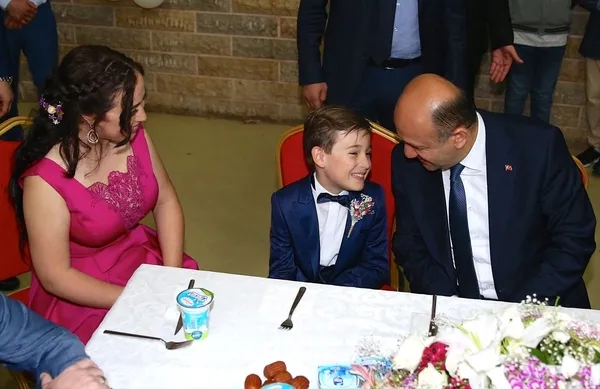 Bakan'ın makam aracı sünnet düğünü için süslendi-3