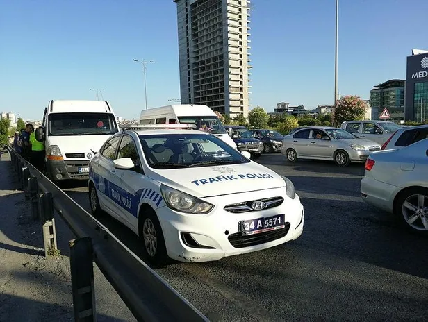 TEM Otoyolu üzerinde terk edilen minibüsten kaçak göçmenler çıktı-2