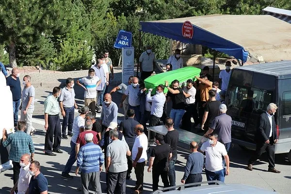Sivas'ta evlerinde öldürülen 4 kişilik aile son yolculuğuna uğurlandı-1
