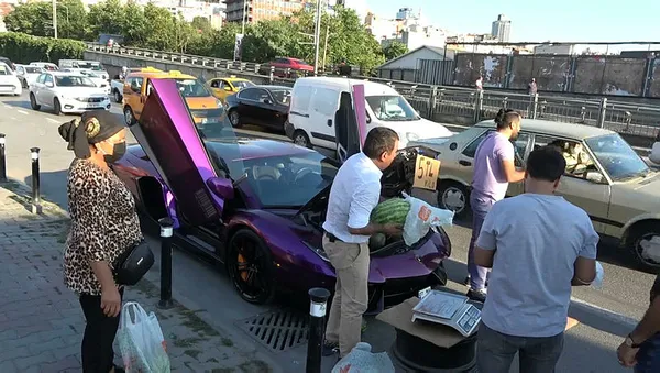 luks-otomobilden-karpuz-satisi-yapilmasi-iranli-surucuye-pahaliya-mal-oldu-trafikten-men-edildi-1599161225702.jpg Lüks otomobilden karpuz satışı yapılması İranlı sürücüye pahalıya mal oldu: Trafikten men edildi-2