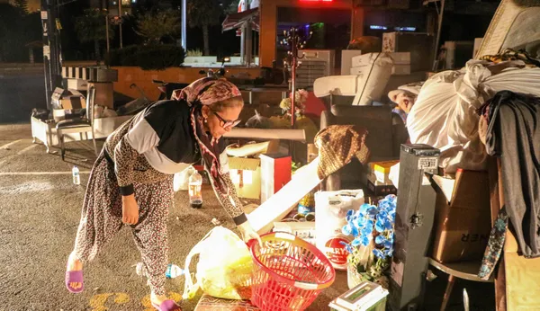 kizinin-nisanina-hazirlanan-anne-tahliye-karari-eline-ulasmayinca-esyalariyla-birlikte-sokakta-kaldi-1653040781138.jpg Kızının nişanına hazırlanan anne tahliye kararı eline ulaşmayınca eşyalarıyla birlikte sokakta kaldı-2