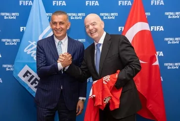 TFF Başkanı İbrahim Hacıosmanoğlu, Paris'te FIFA Başkanı Infantino ile bir araya geldi