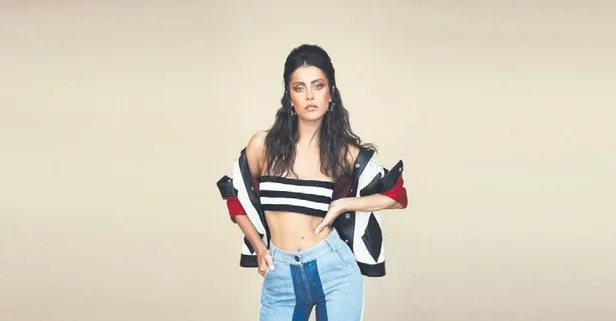 Karantinada spor yapan Derya Uluğ esnekliğini konuşturdu