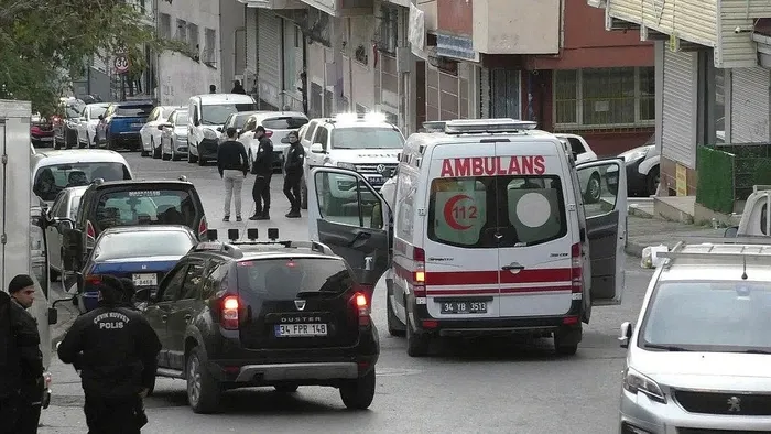 sultangazide-dehset-esi-ve-uvey-kizini-silahla-oldurup-intihar-etti-1700648371086.jpeg Sultangazi'de dehşet: Eşi ve üvey kızını silahla öldürüp intihar etti-3