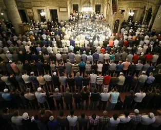 Anadolu’da ilk teravih! Camiler doldu taştı