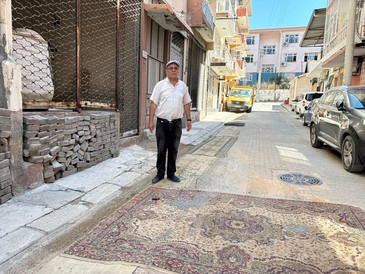 izmir-konakta-mahalleli-cukurlara-hali-serdi-1787228686903.jpeg CHP'li Konak'ta yollar köstebek yuvasına döndü! Mahalleli çukurlara halı serdi-6