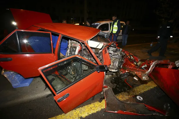Ankara'da korkuç kaza! Hurdaya dönen otomobilden burnu bile kanamadan kurtuldu-5