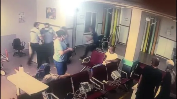 Hastanede panik anları kamerada! Yardım istediği polisin tabancasını alıp kaçmaya çalıştı-5